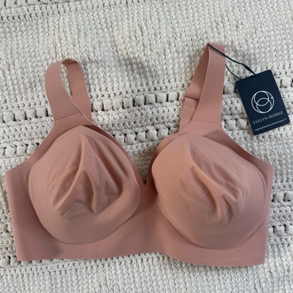 Evelyn & Bobbie Starlette Plunge Bra Wireless Padded Seamless Support NWT Size M